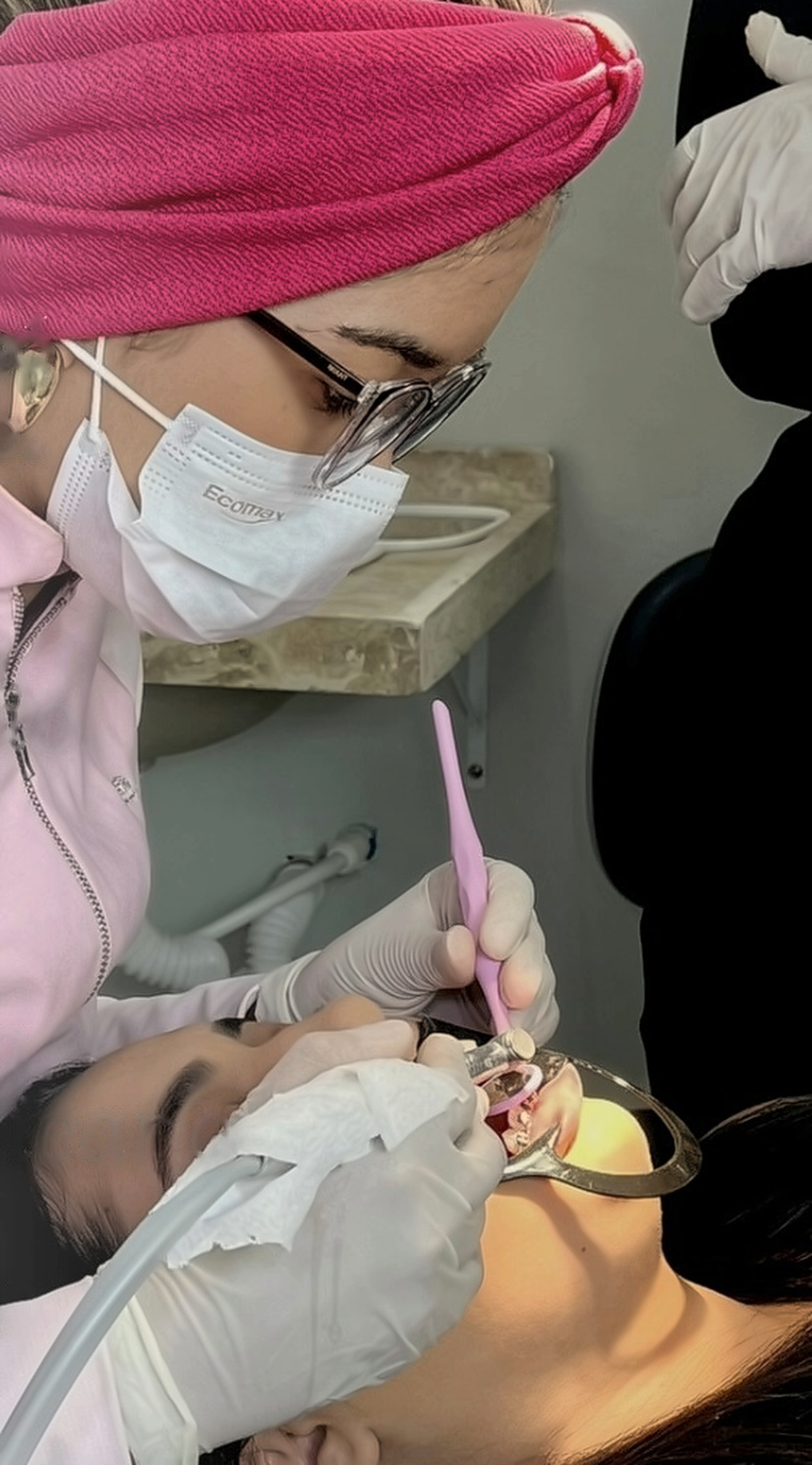 Dra. Ana Beatriz atendendo uma paciente no consultório