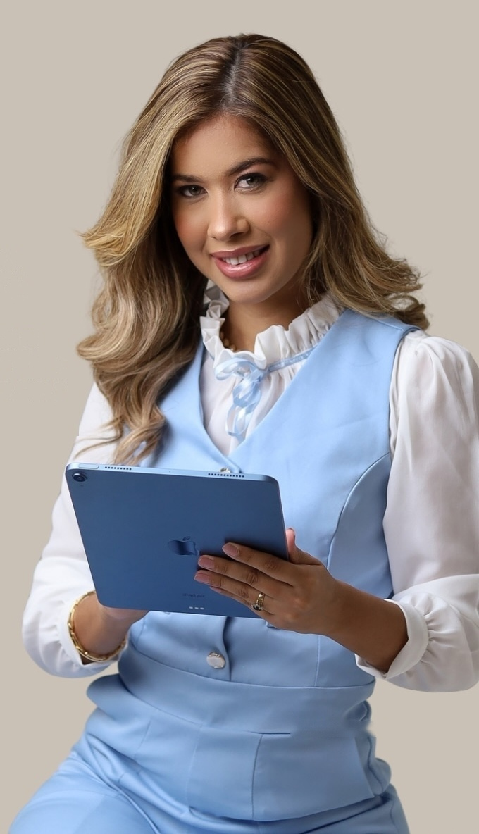 Dra. Ana Beatriz, cirurgiã-dentista da Central Odonto, segurando um tablet