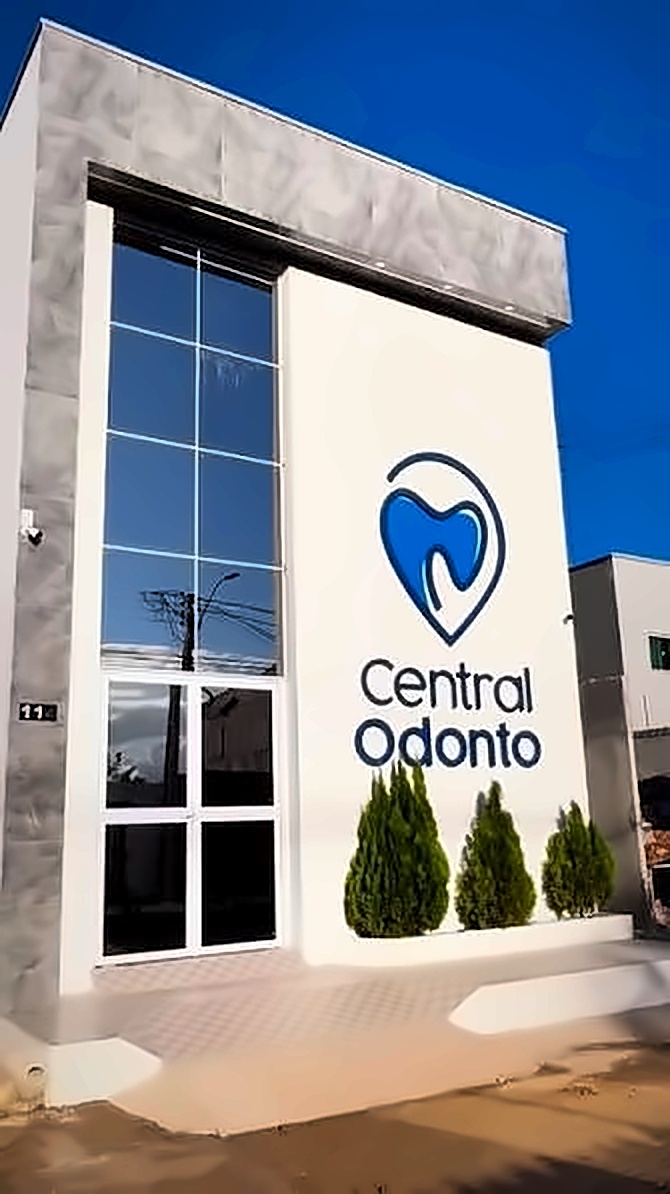 Fachada da Central Odonto Integrada, com o logo na parede, em Crateús